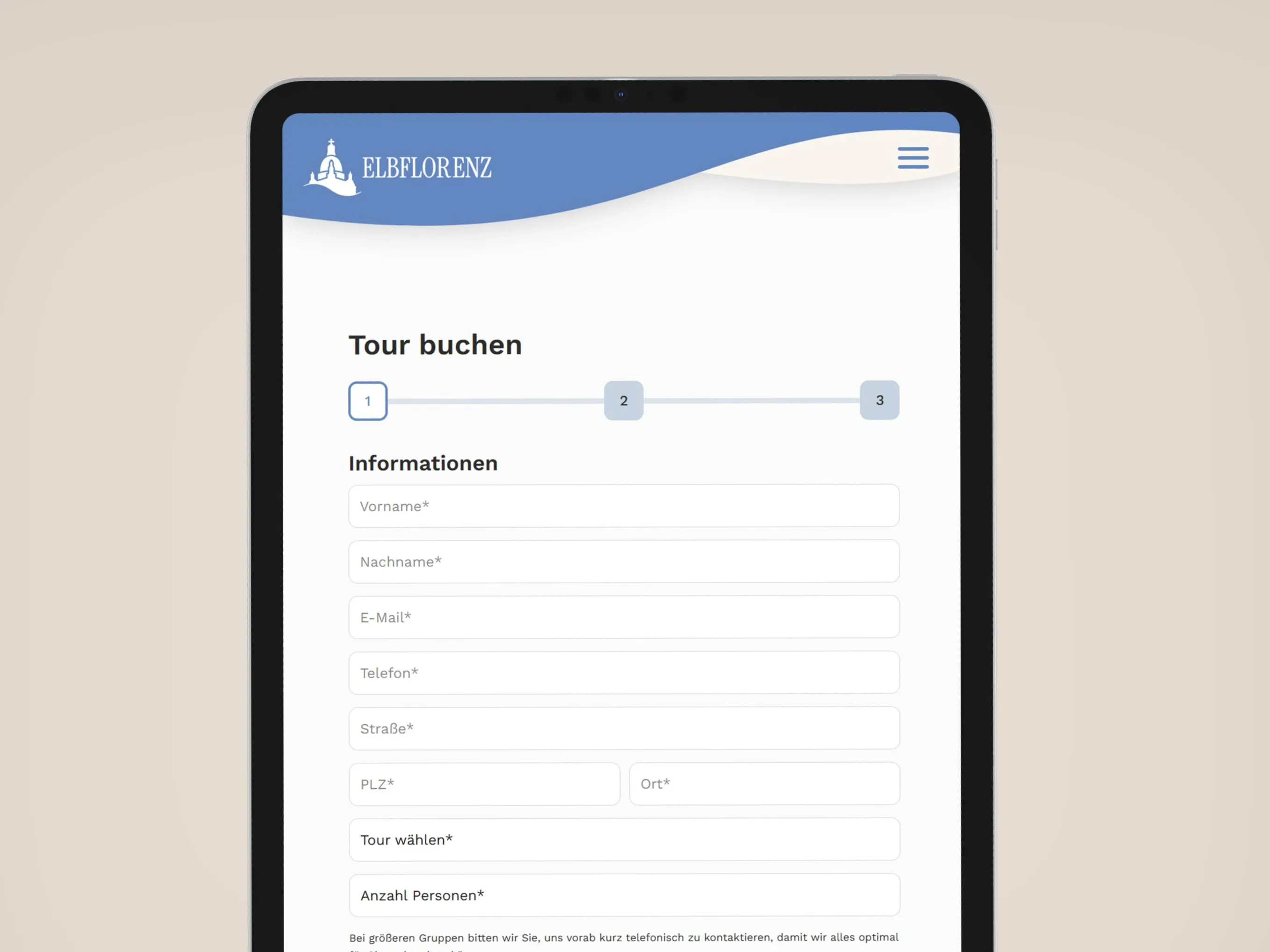 Buchungsformular der Website auf einem Tablet dargestellt